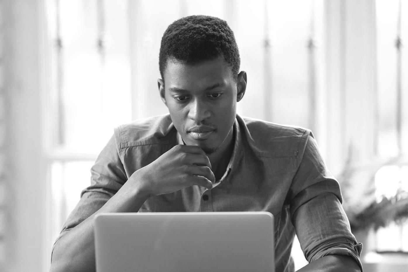 Person in meditativer Selbstreflexion