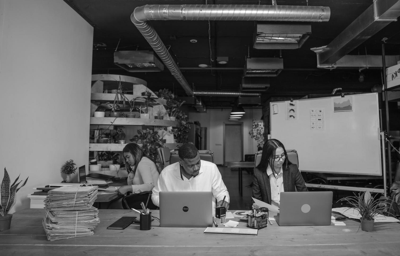 Person in ruhiger Meditation zur Entwicklung innerer Wahrnehmung