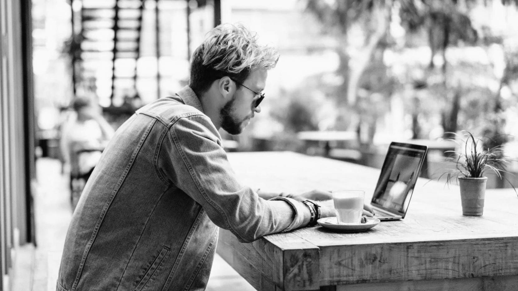 Ruhiger Arbeitsplatz mit natürlichem Licht und offener Atmosphäre