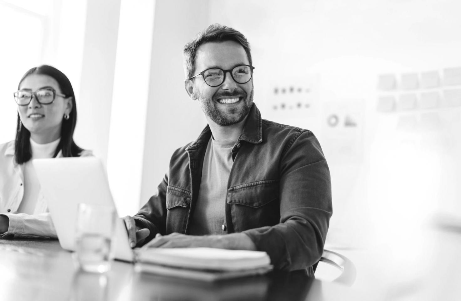 Person sitzt in ruhiger Umgebung und reflektiert über innere Wahrnehmung